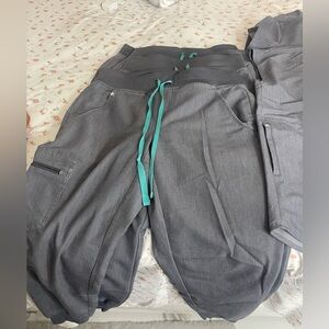 FIGS women’s scrub bundle